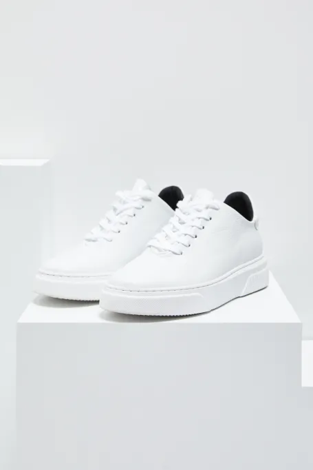 Bílé kožené sportovní boty