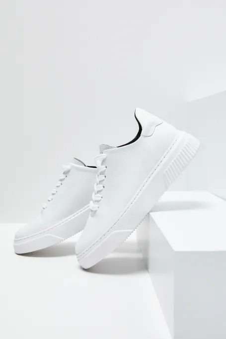 Bílé kožené sportovní boty