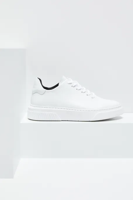 Bílé kožené sportovní boty