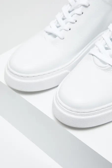 Bílé kožené sportovní boty