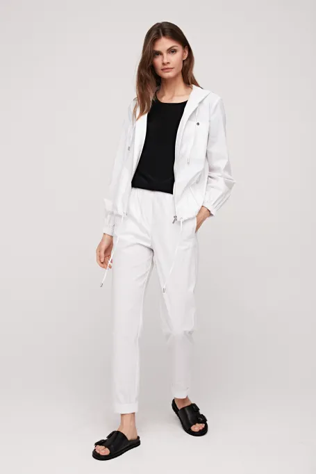 Bílá krátká bunda s kapucí