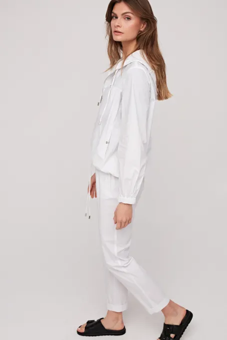 Bílá krátká bunda s kapucí