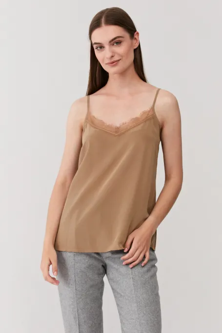 Béžový hedvábný top na úzkých ramínkách