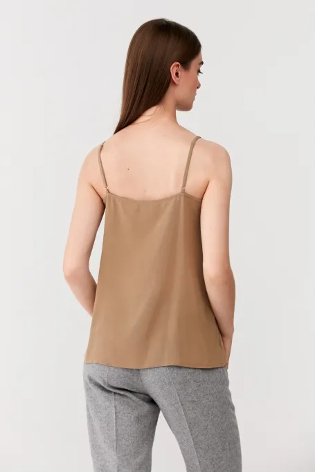 Béžový hedvábný top na úzkých ramínkách
