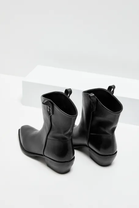 Boty z kůže s čtvercovou špičkou