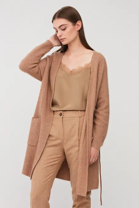 Béžový hedvábný top na úzkých ramínkách