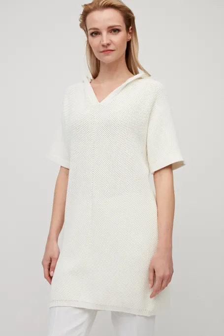 Bílá pletená tunika s kapucí