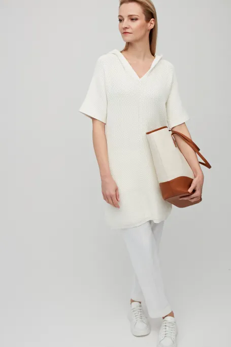 Bílá pletená tunika s kapucí