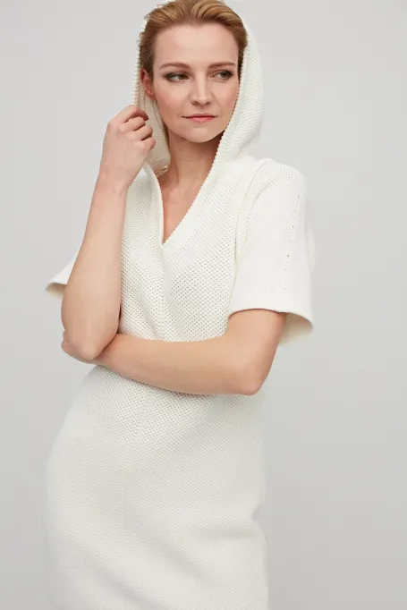 Bílá pletená tunika s kapucí