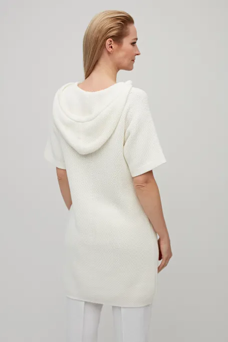 Bílá pletená tunika s kapucí
