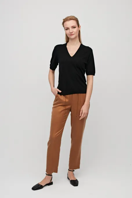 Černá vlněná blůza s výstřihem do V