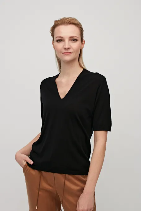 Černá vlněná blůza s výstřihem do V