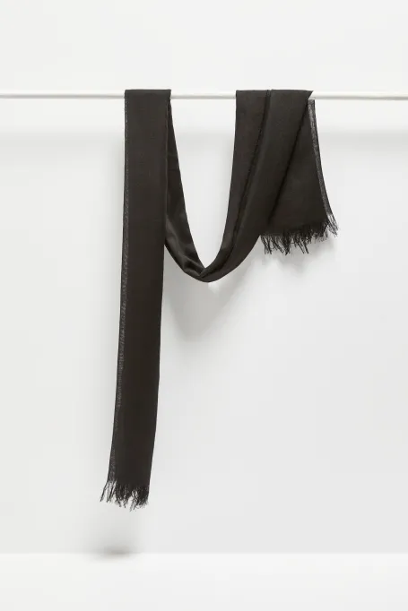 Černý kašmírový šál
