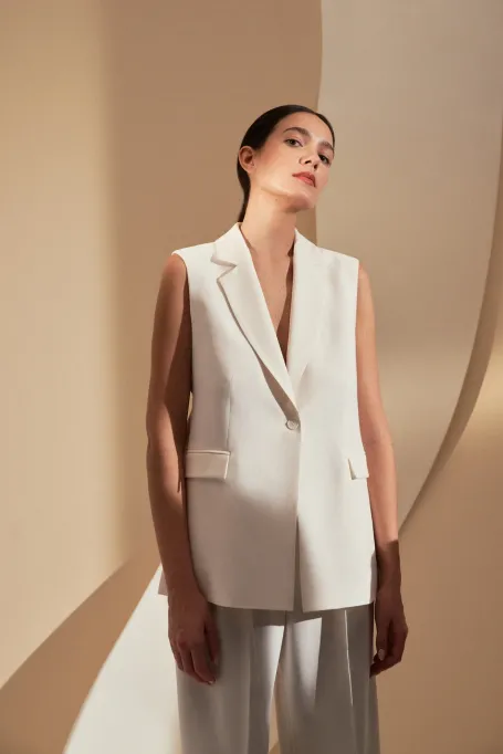 Bílá vesta k obleku