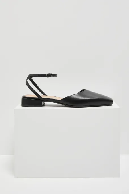 Černé kožené boty se zapínáním na kotníku