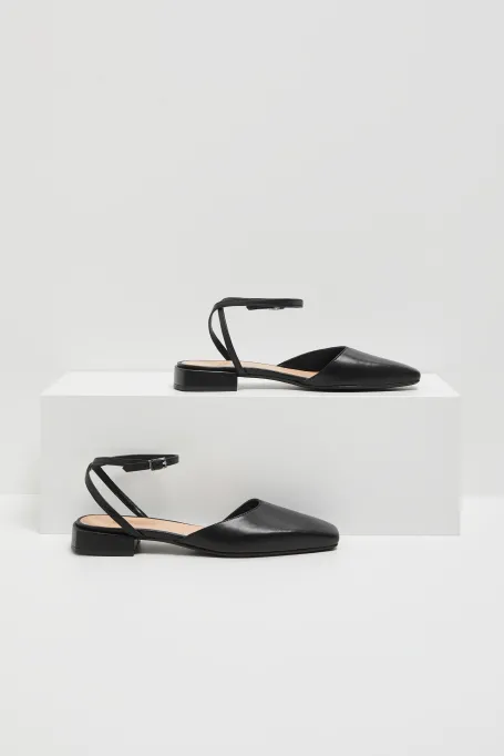 Černé kožené boty se zapínáním na kotníku