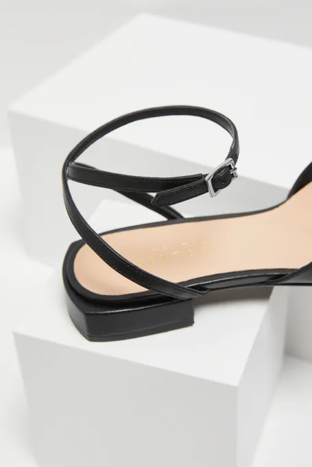 Černé kožené boty se zapínáním na kotníku