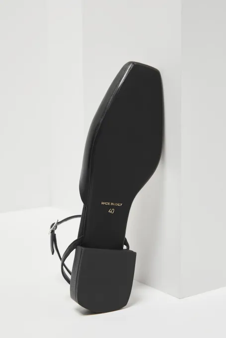 Černé kožené boty se zapínáním na kotníku