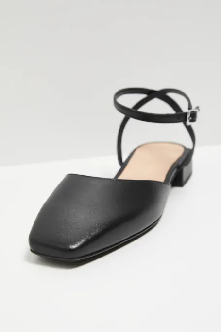 Černé kožené boty se zapínáním na kotníku