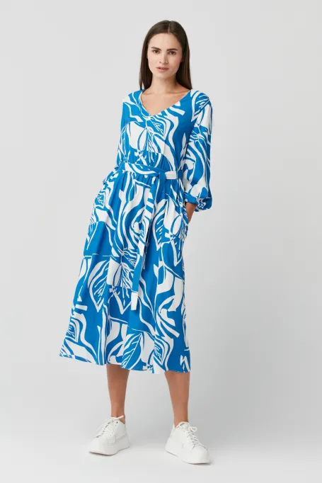 Lehké šaty s květinovým vzorem