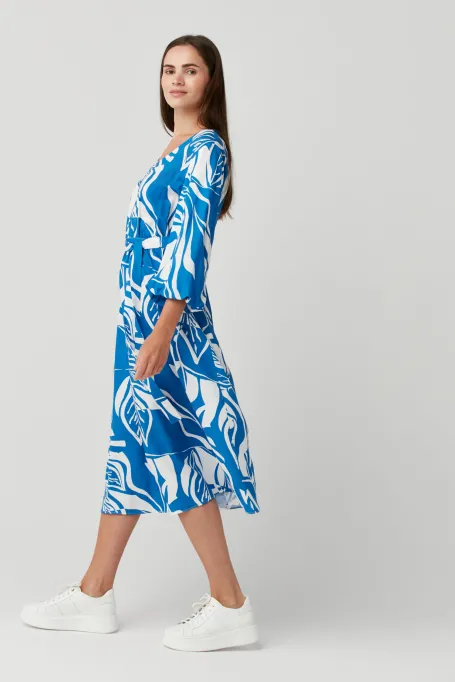 Lehké šaty s květinovým vzorem