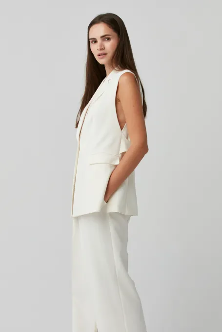 Bílá vesta k obleku