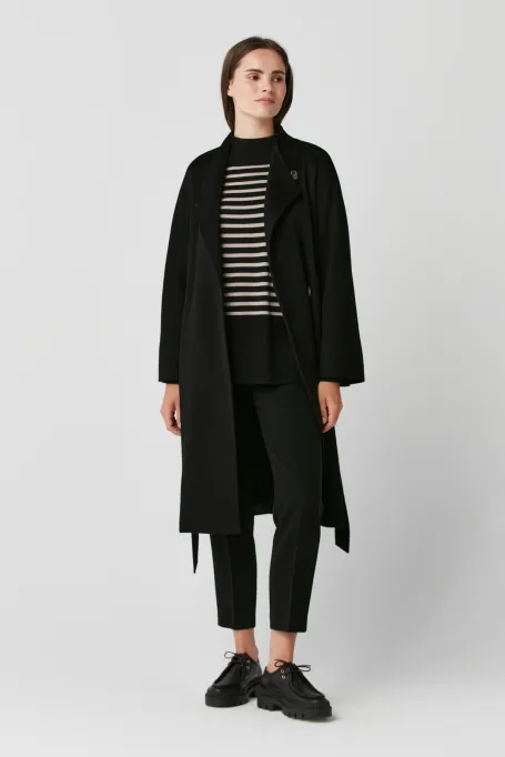 Černý kašmírový kabát s páskem