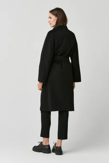 Černý kašmírový kabát s páskem