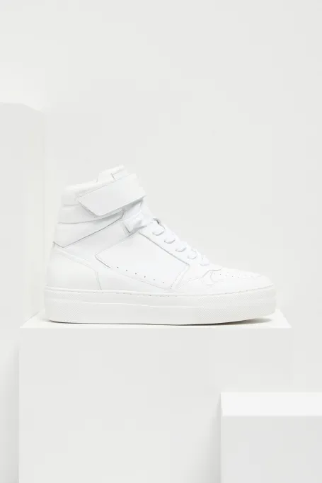 Bílé kožené sportovní boty na platformě