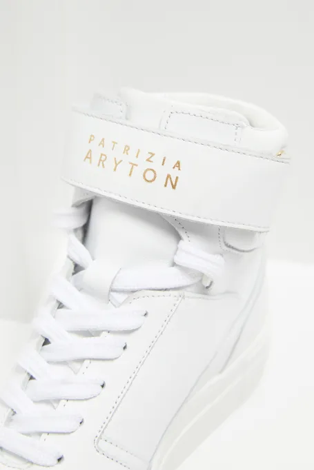 Bílé kožené sportovní boty na platformě