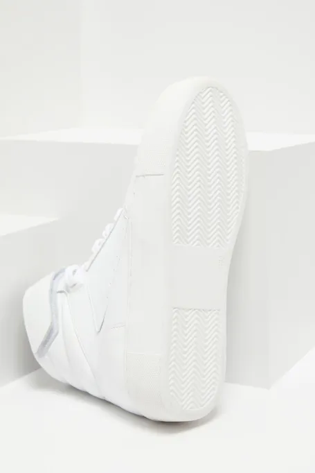 Bílé kožené sportovní boty na platformě