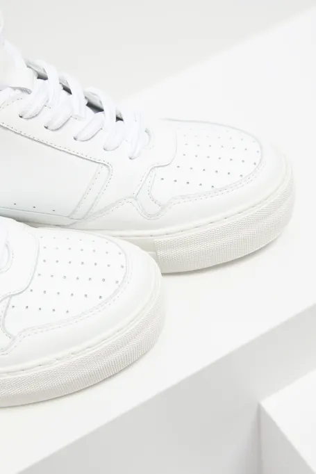 Bílé kožené sportovní boty na platformě