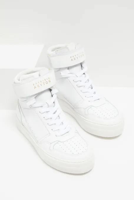 Bílé kožené sportovní boty na platformě
