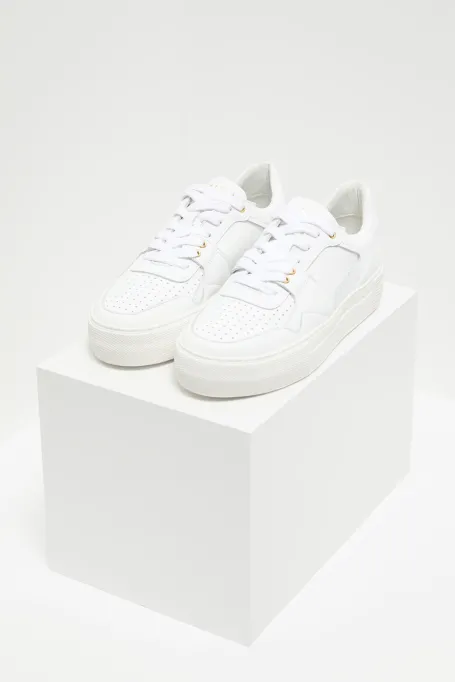 Bílé kožené tenisky