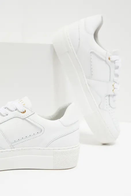 Bílé kožené tenisky