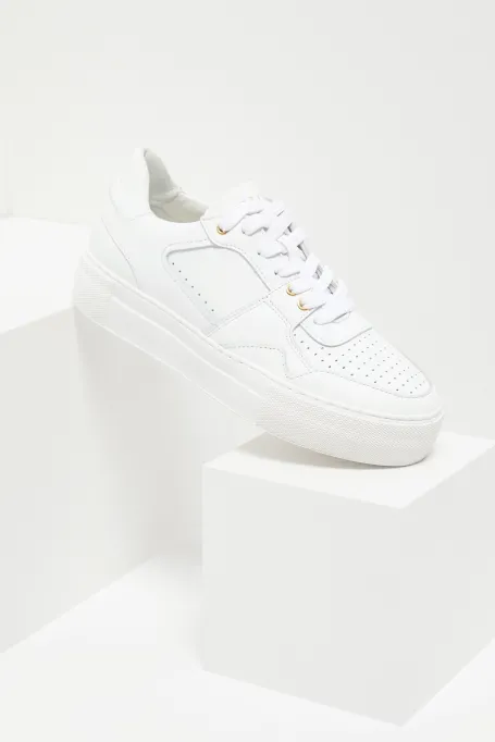 Bílé kožené tenisky