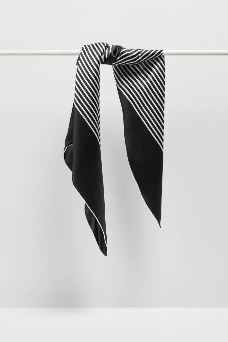 Bílo-černý hedvábný šátek