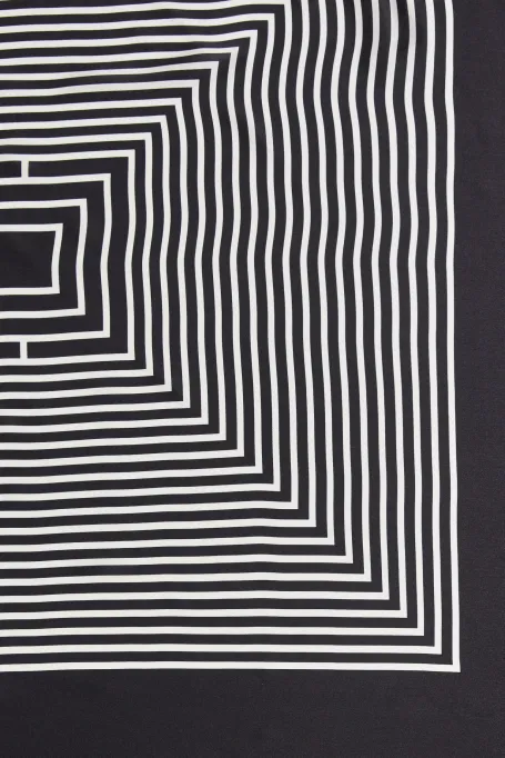 Bílo-černý hedvábný šátek