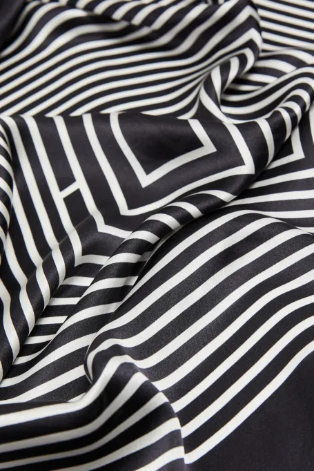 Bílo-černý hedvábný šátek