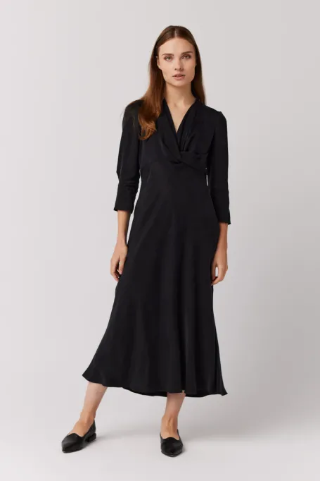 Černé šaty s výstřihem do V