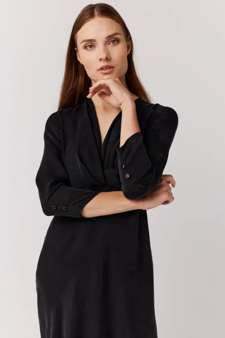 Černé šaty s výstřihem do V