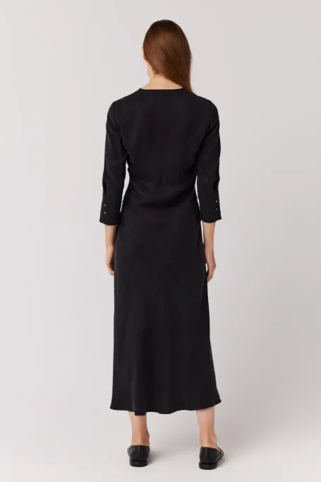 Černé šaty s výstřihem do V