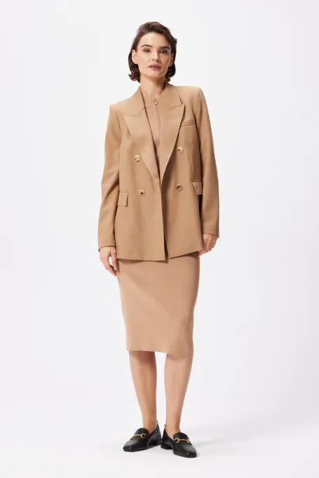 Dopasovaná camelová midi šaty bez rukávů