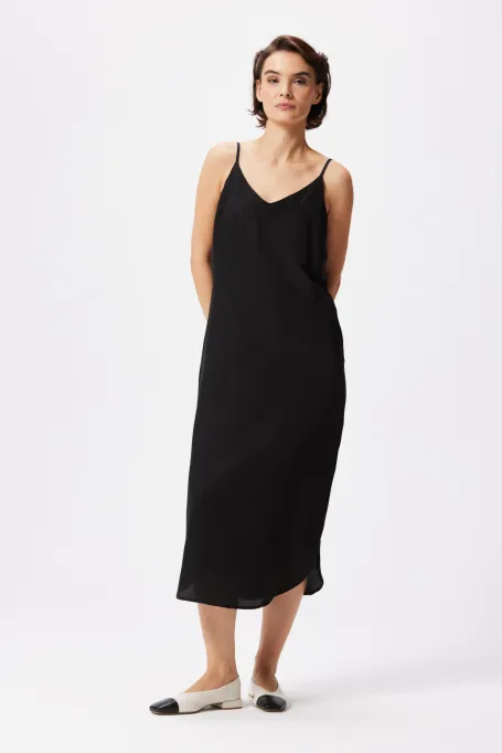 Černé hedvábné šaty