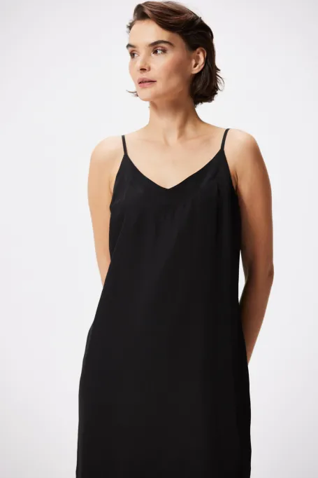 Černé hedvábné šaty