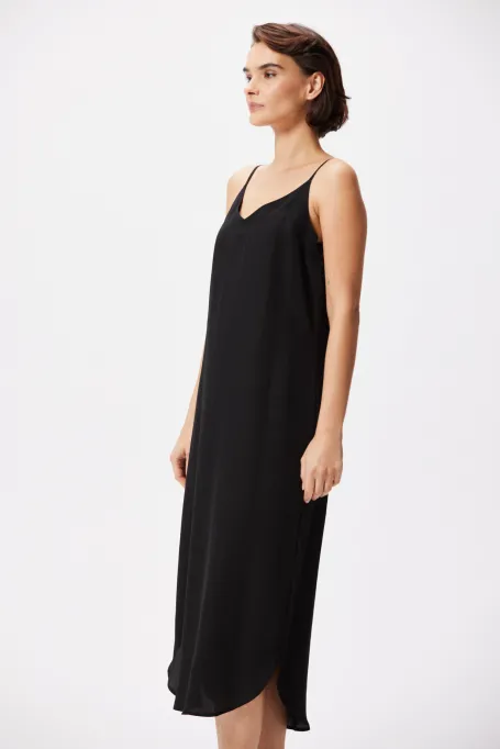 Černé hedvábné šaty