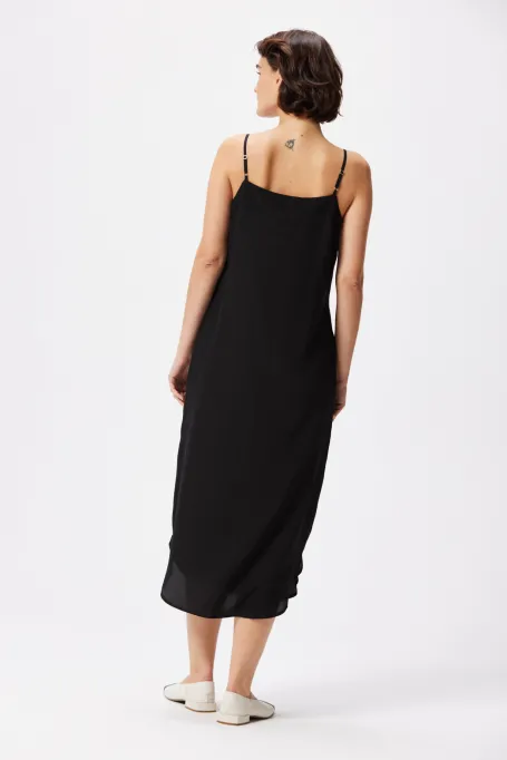 Černé hedvábné šaty