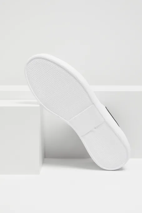 Bílé kožené tenisky