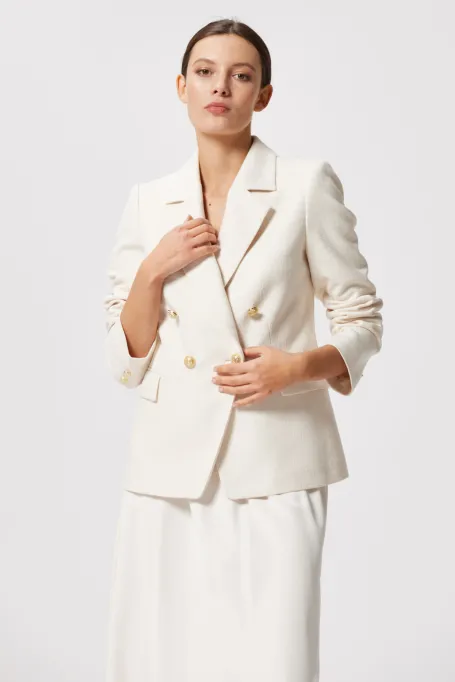 Bílé projmuté sako