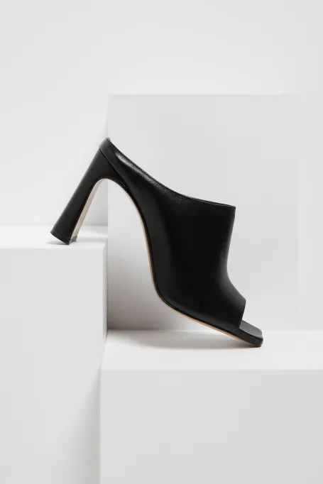 Černé pantofle na podpatku